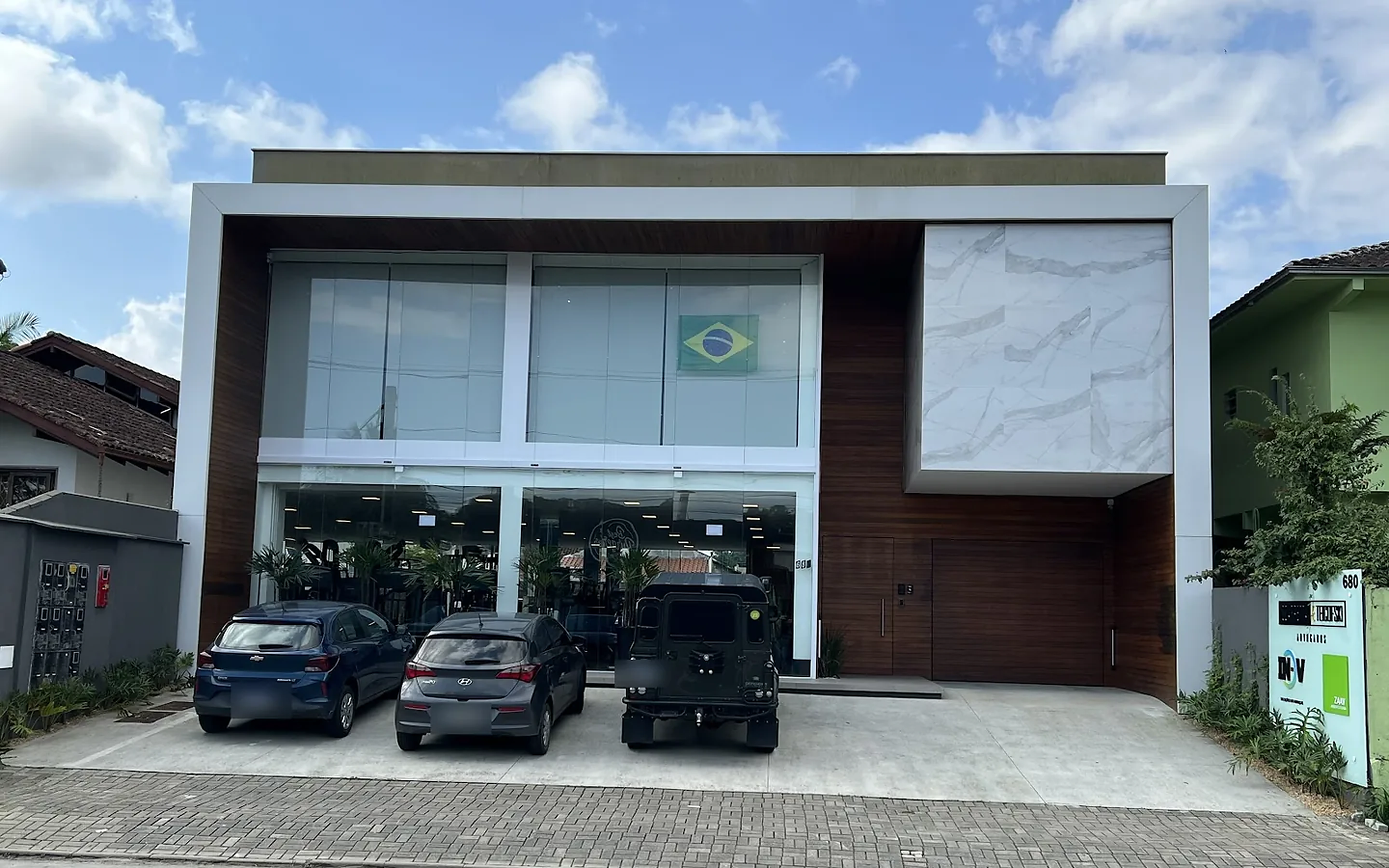 Foto da fachada construída do prédio comercial