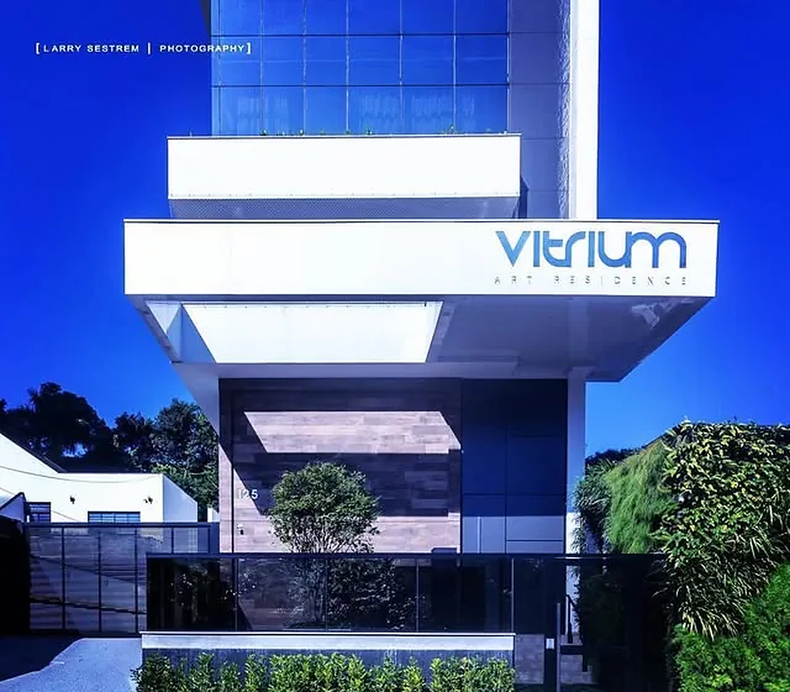 Fachada do edifício Vitrium, com vidro azul e marquise branca